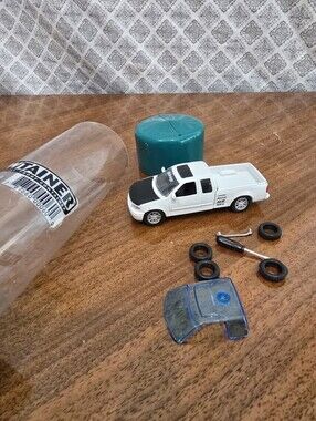 Vintage 2000 Modifiers Die-Cast White Ford F-150 XLT Truck Set with Viewtainer